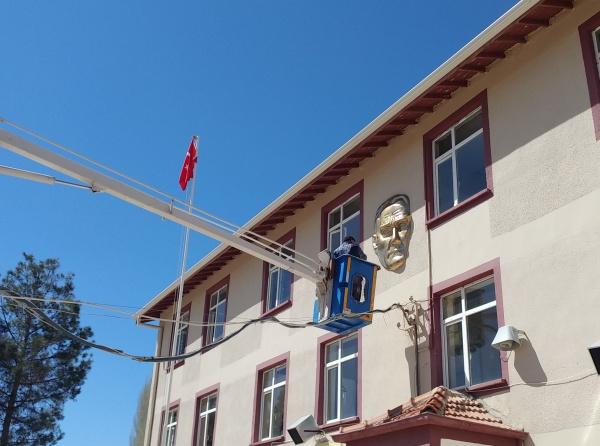 Okulumuz Duvarında Bulunan Atatürk Maskı ve Okul Girişinde Bulunan Atatürk Büstünü Yeninden Boyadık